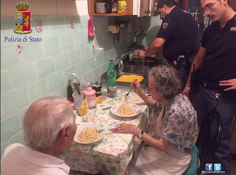 Noble gesto de policías volvió viral la conmovedora historia de estos abuelitos en Roma