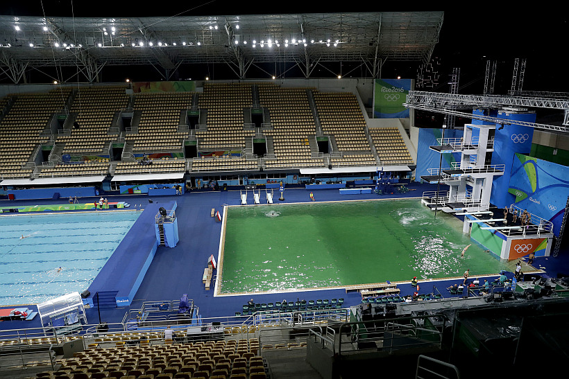 Agua verde en la piscina deja atónitos a los clavadistas en Río