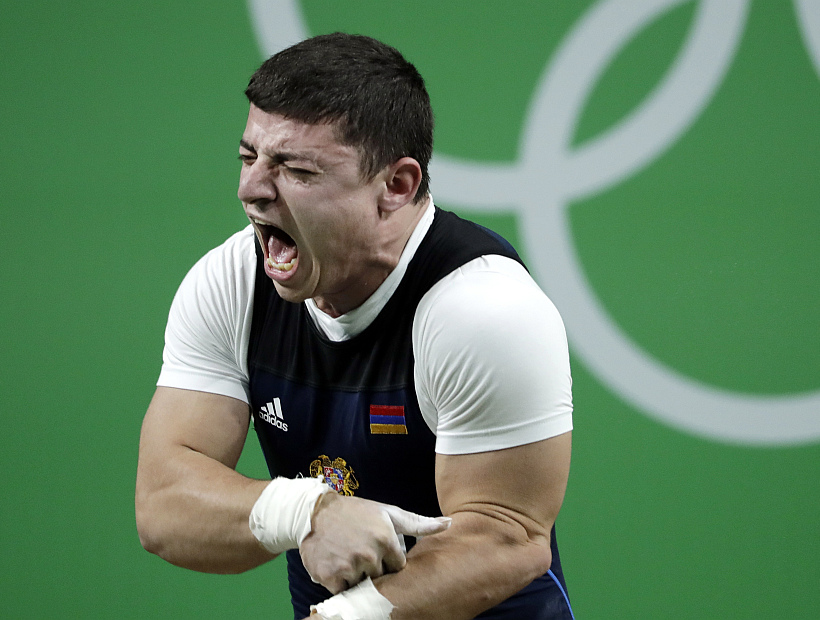 La horrible lesión de un deportista armenio en el levantamiento de pesas en Río 2016
