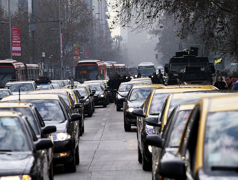 Flota de taxis seguirá congelada en Santiago como primera medida contra Uber