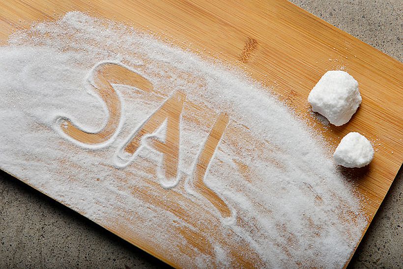 Aprende a deshinchar los pies en minutos con un puñado de sal