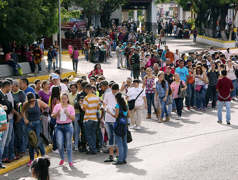 Miles de personas cruzan la frontera entre Colombia y Venezuela