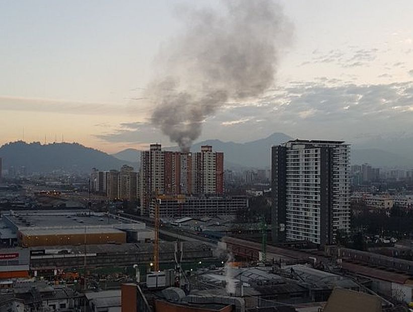 Incendio afectó el piso 25 de un edificio en Ñuñoa