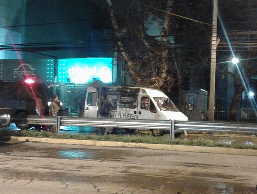 Encapuchados quemaron un vehículo en Ñuñoa