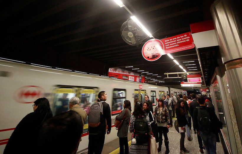 Servicio de la línea 1 del Metro se Santiago se encuentra suspendido entre La Moneda y Los Leones
