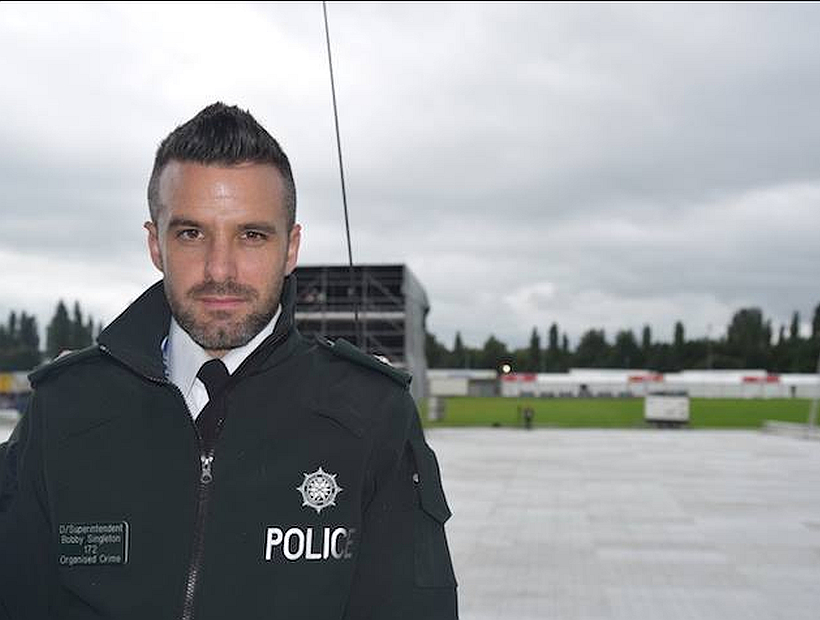 Irlandesas exigen ser arrestadas por un policía que se parece a Ben Affleck