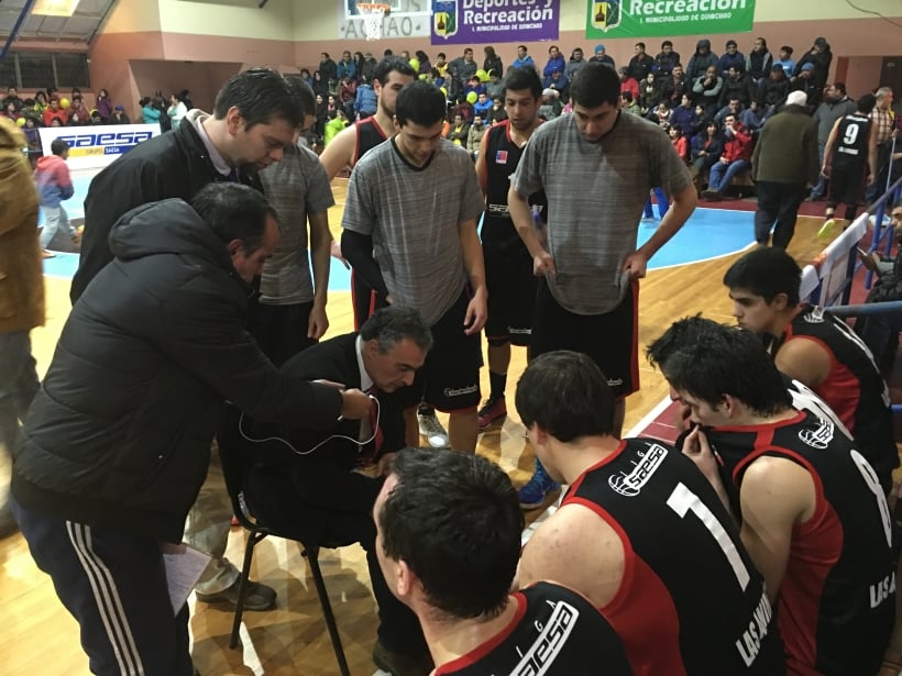 El partido entre valdivianos y chilotes se jugó esta noche en el Gimnasio Municipal de Achao (Juan Rafael Maldonado/Liga Saesa).