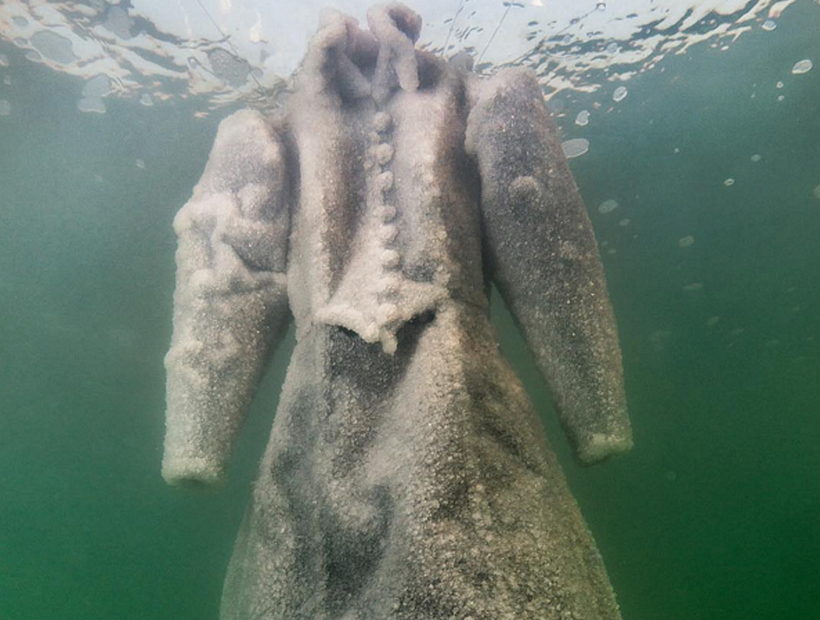 Este vestido estuvo dos meses sumergido en el Mar Muerto y así quedó