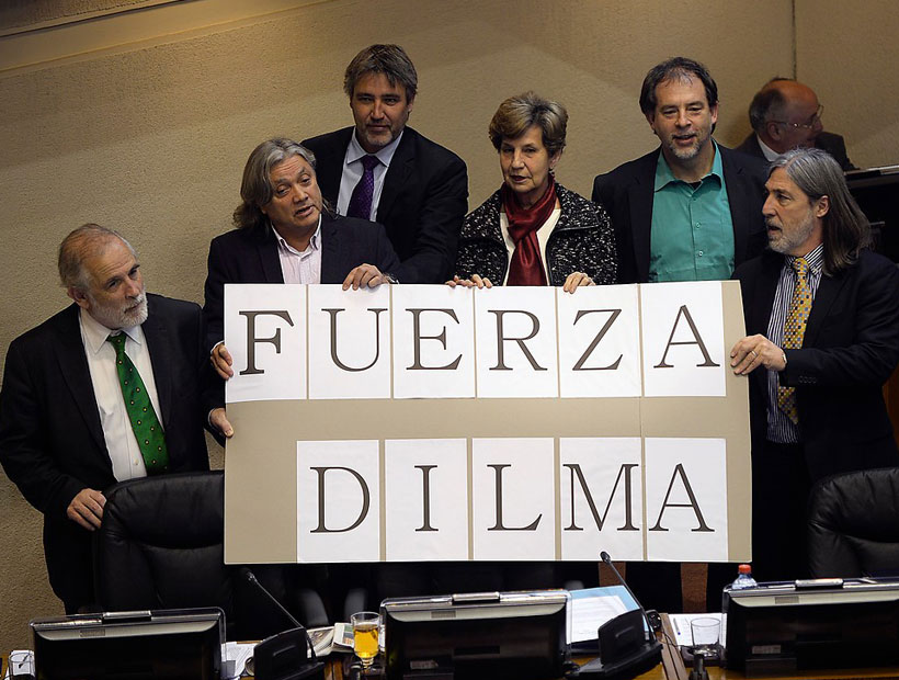 Senadores chilenos desplegaron cartel de apoyo a Dilma Rousseff