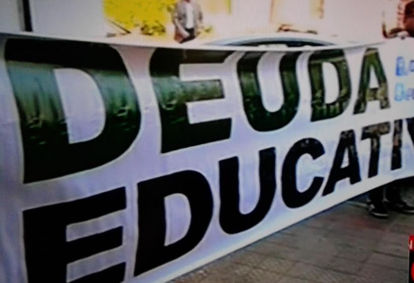 Deudores educacionales realizan primera funa a Ricardo Lagos tras candidatearse a La Moneda