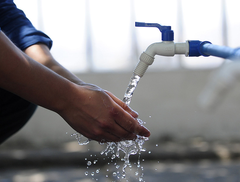 Gobierno anunció acuerdo para mantener las tarifas de agua potable en seis regiones por cinco años