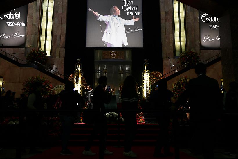 Miles de personas recibieron las cenizas de Juan Gabriel en Ciudad de México