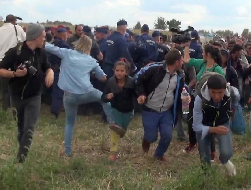 Imputaron a reportera húngara que pateó a refugiados