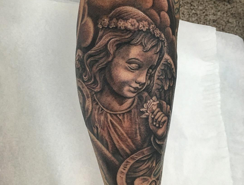 Wisin se tatuó un ángel en honor a su hija Victoria que padece mortal enfermedad