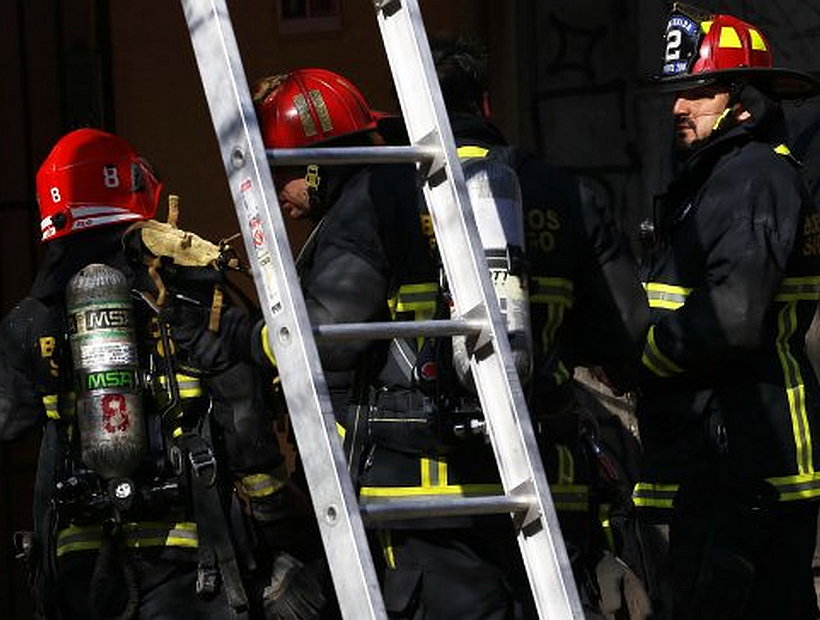 Bomba molotov provocó un incendio en un liceo de Santiago Centro