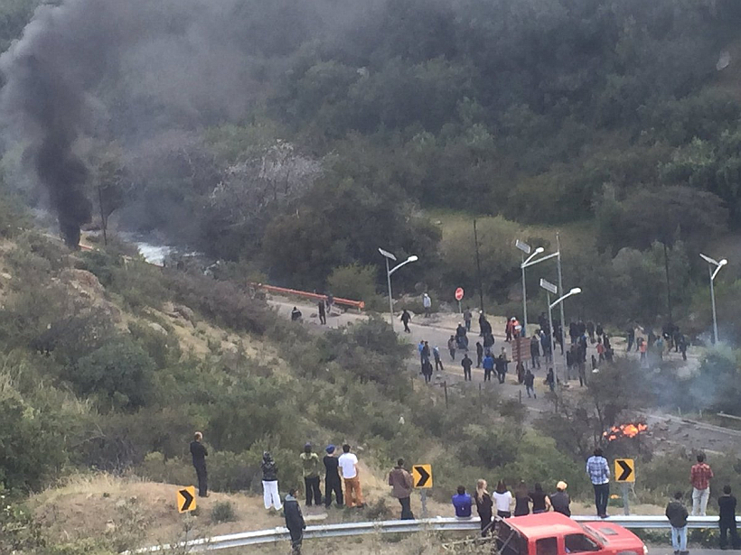 Trabajadores de la mina Los Bronces levantaron barricadas en el camino a Farellones