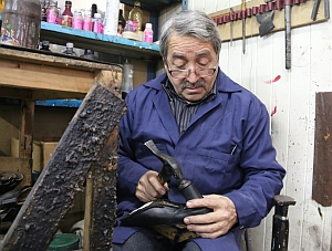 Zapatos de huaso de origen chino no son competencia para los de cuero y  hechos a mano