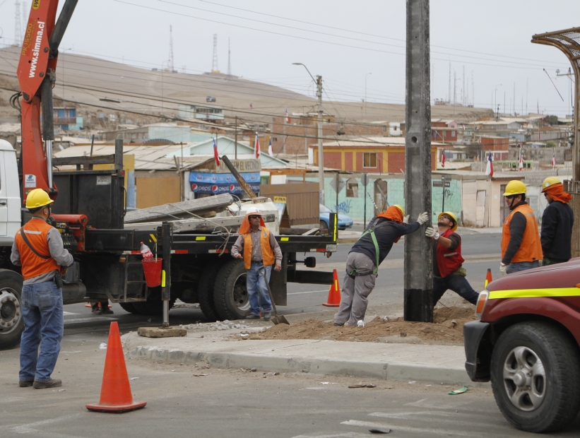 Arica choque de auto con torre de media tensión dejó sin radio a toda la ciudad y sectores sin luz