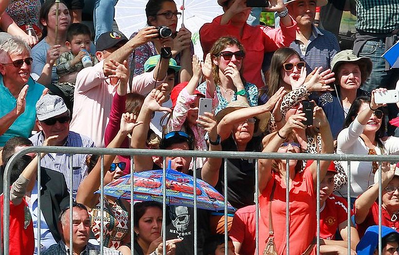 Pifiaron a Bachelet a su llegada a la Parada Militar y tuvo un problema con la chicha en cacho
