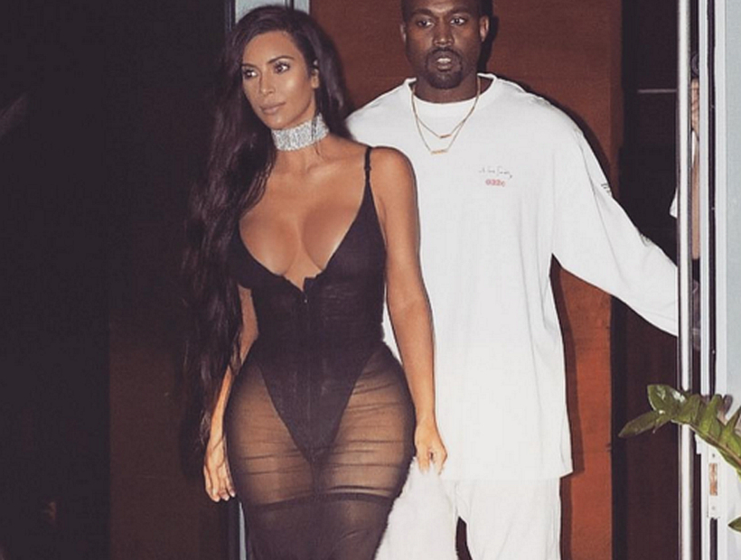 Kim Kardashian no se cansa de lucir su figura: se paseó con polera transparente y sin sostén