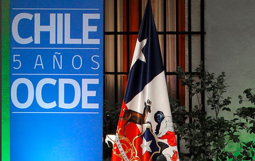 OCDE: Trabajadores chilenos con posgrado están entre los que mejor ganan respecto a no titulados