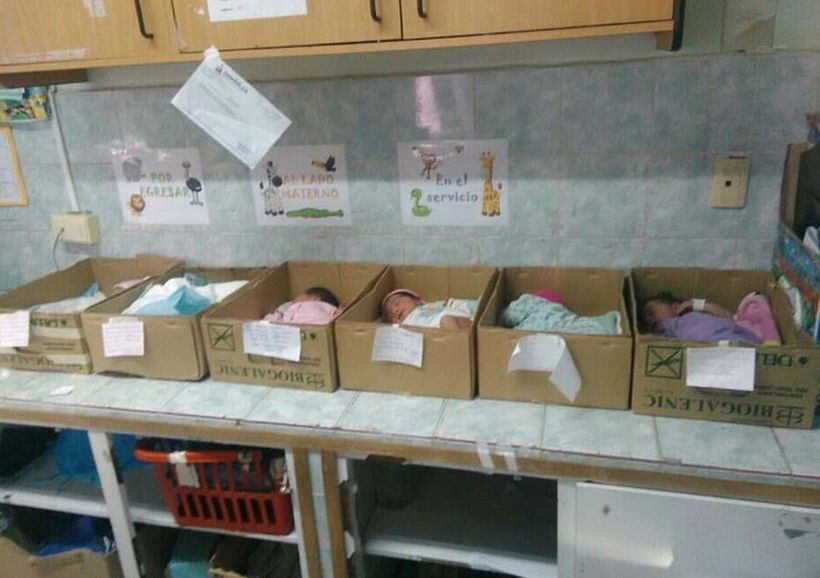 Recién nacidos en Venezuela son puestos en cajas de cartón a falta de cunas