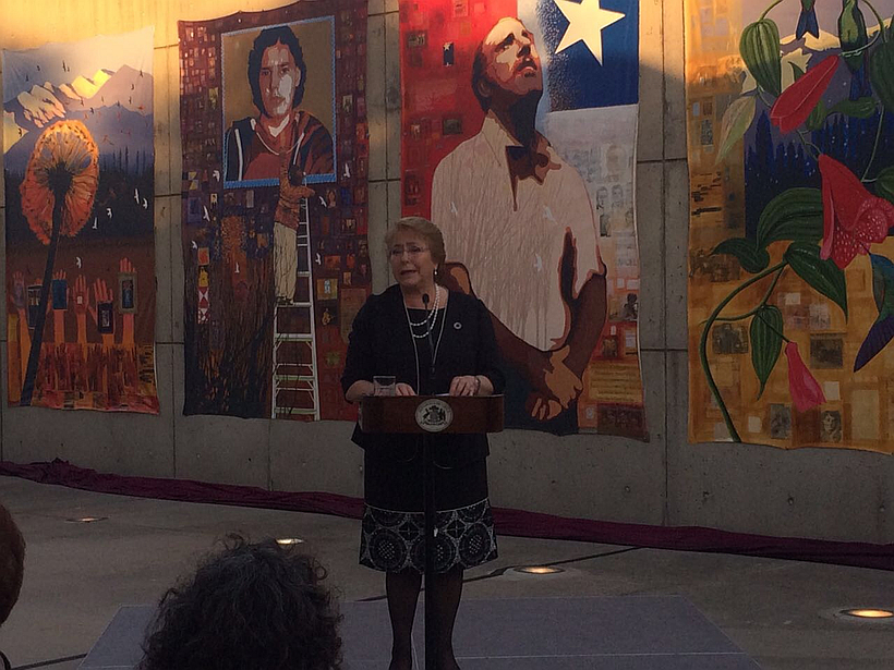 Bachelet inauguró mural en homenaje a Orlando Letelier en Washington