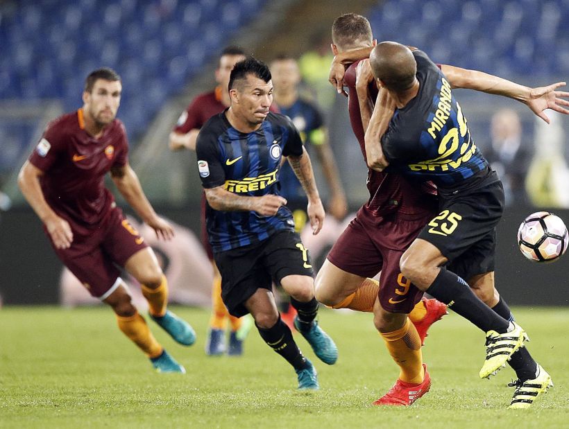 Con Medel de titular el Inter perdió por 2-1 de visita contra la Roma