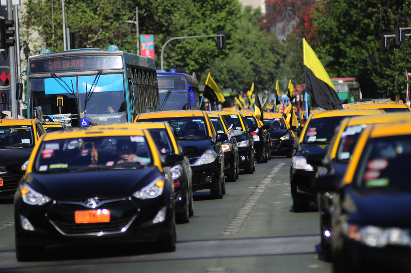 Taxistas movilizados: exigen conocer el proyecto que regula Uber y Cabify