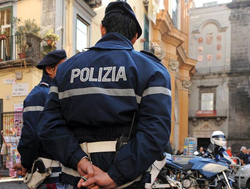 Italia: la policía está buscando a jóvenes acusados de prender fuego a un anciano