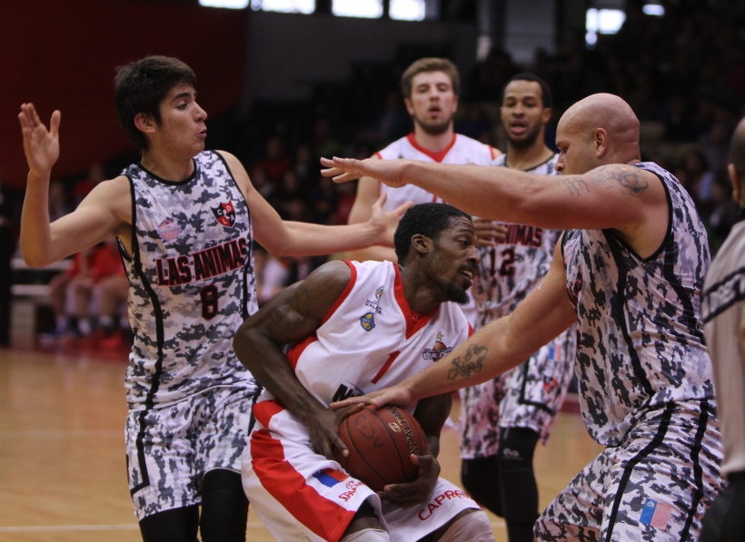 Summers y Taylor -en la disputa del balón- fueron los goleadores de la jornada en el Coliseo (Franco Basso).