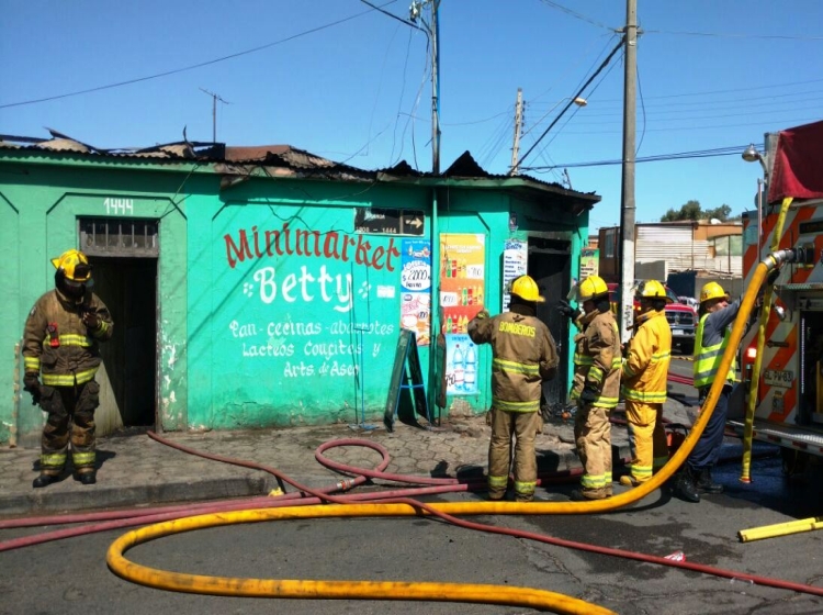 Incendio a metros de bencinera en Calama preocupó a vecinos