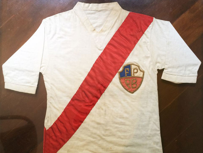 Marca deportiva debió aclarar que símbolo en camiseta peruana no tiene relación con la bandera de Chile