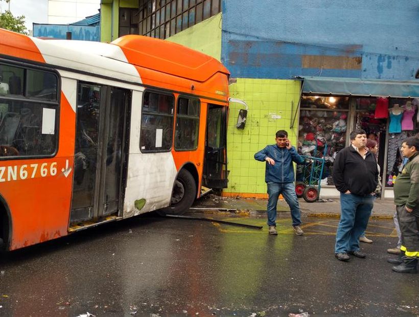 Siete heridos dejó un choque múltiple que involucró a un bus del Transantiago