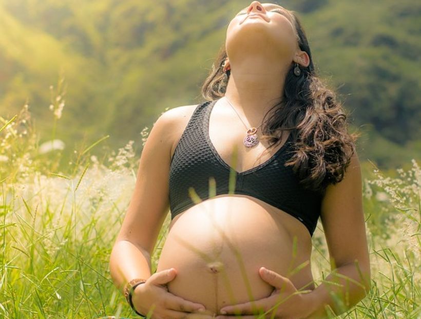 Diez beneficios de practicar yoga prenatal