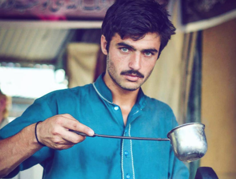 En cuatro dias pasó de vender té en la calle en Pakistán a modelo y éxito en internet