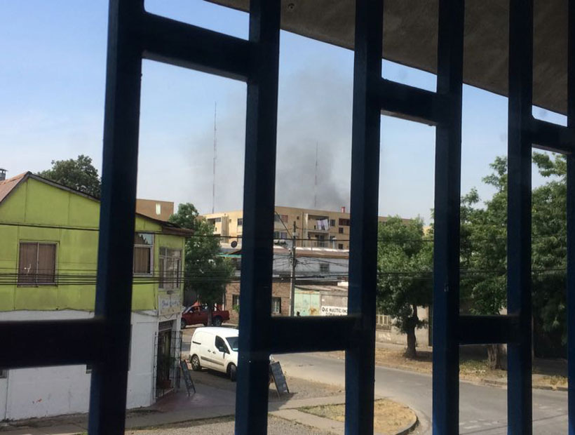 Bomberos combate incendio en oficinas del Museo Ferroviario en la Quinta Normal