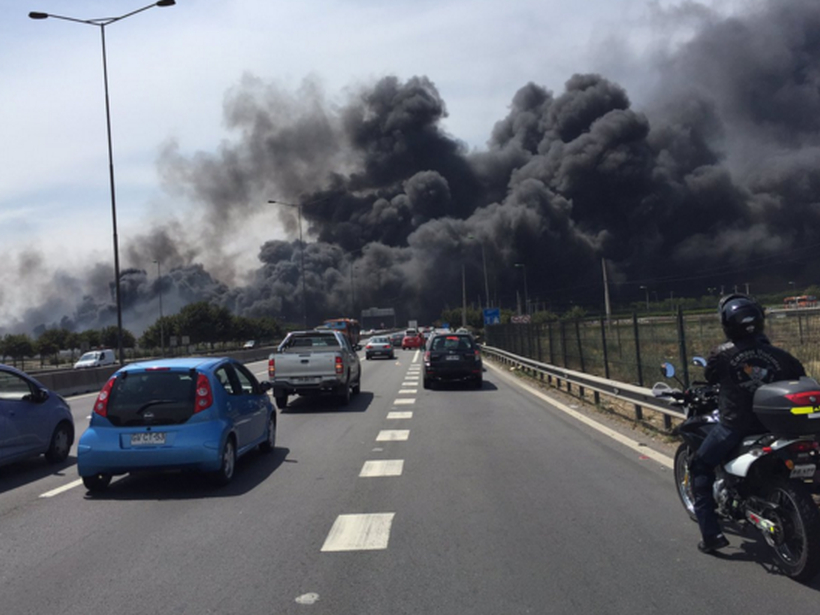 Incendio en las cercanías del aeropuerto en Pudahuel genera cortes de tránsito