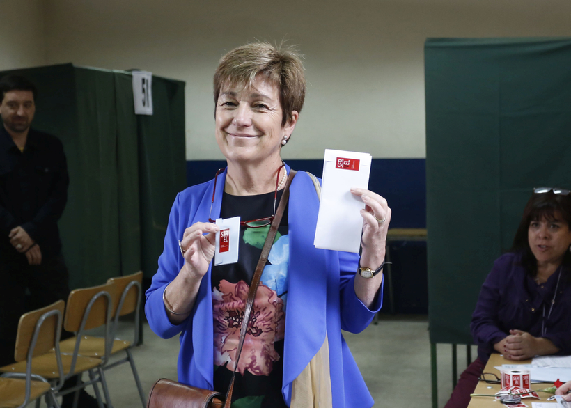 Josefa Errázuriz llegó a votar con gran respaldo de adherentes: 