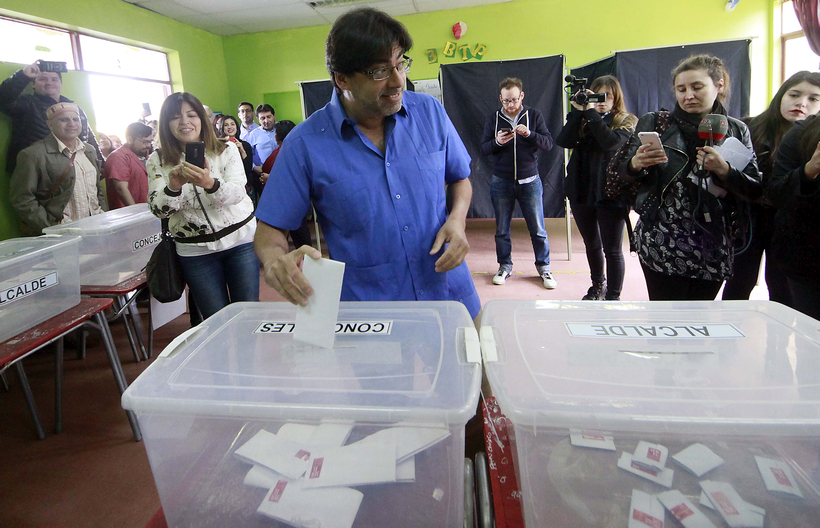 Tenso momento: votantes increparon y lanzaron monedas a Daniel Jadue en Recoleta