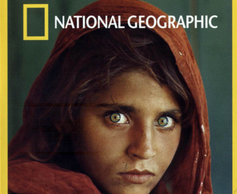 Detienen a la mujer de ojos verdes ícono de National Geographic: portaba documentos falsos
