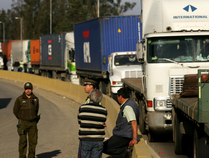 Camioneros y empresarios bolivianos protestaron por el paro de funcionarios en Chile