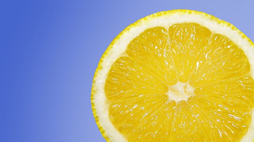 Aprende a combatir la caspa con jugo de limón y yogur