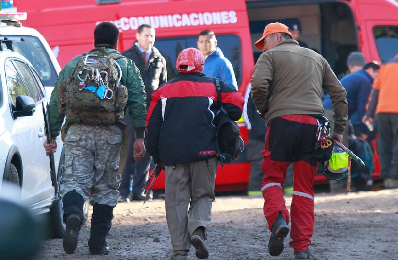Carabinero quedó con lesiones de gravedad tras caer 15 metros en rescate en Cerro Panul