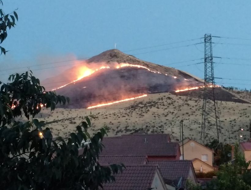 Un gran incendio afecta al cerro de Renca