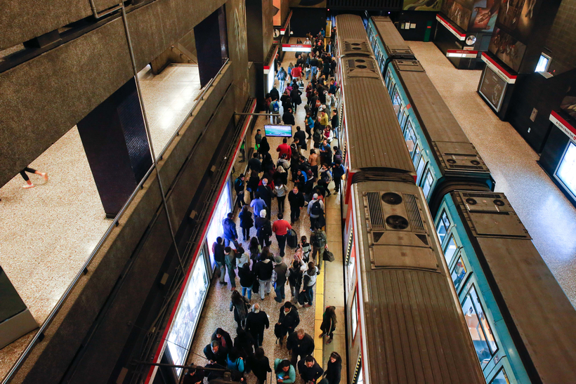 Metro de Santiago alcanza uno de los niveles de hacinamiento más alto del mundo: 6 pasajeros por metro cuadrado