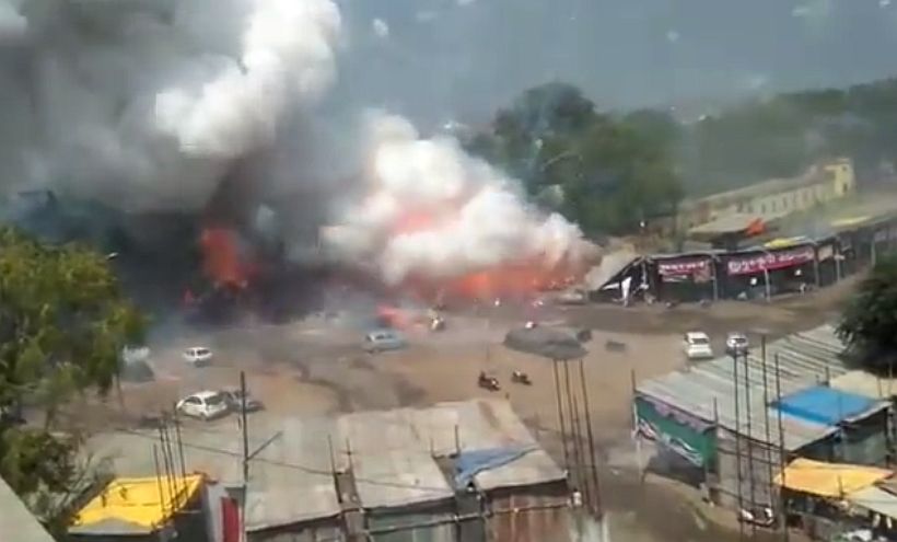 Impresionante incendio de puestos de fuegos artificiales en India
