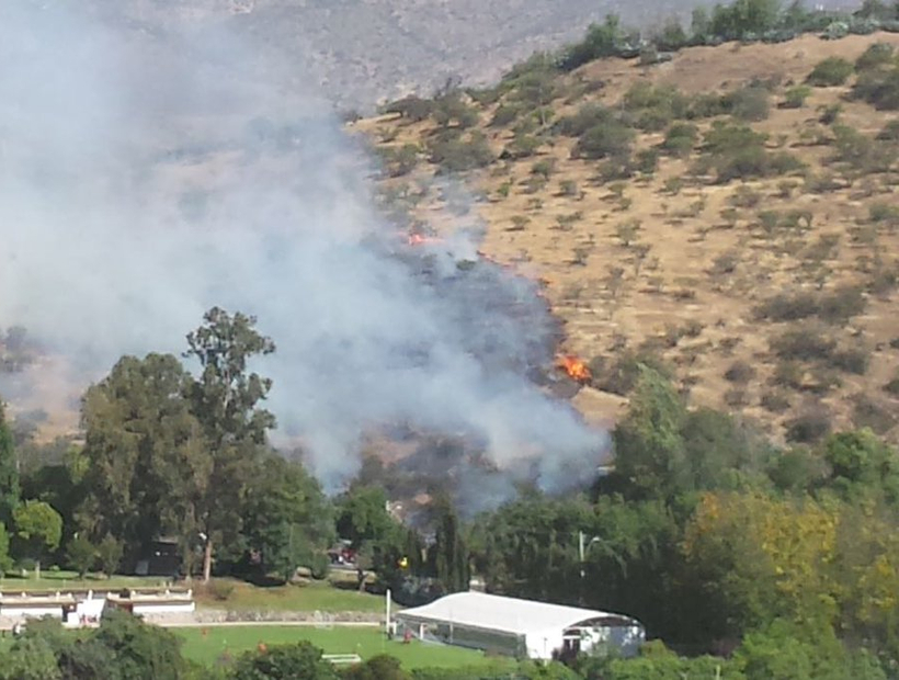 Incendio de pastizales afecta al Cerro Calán en Santiago