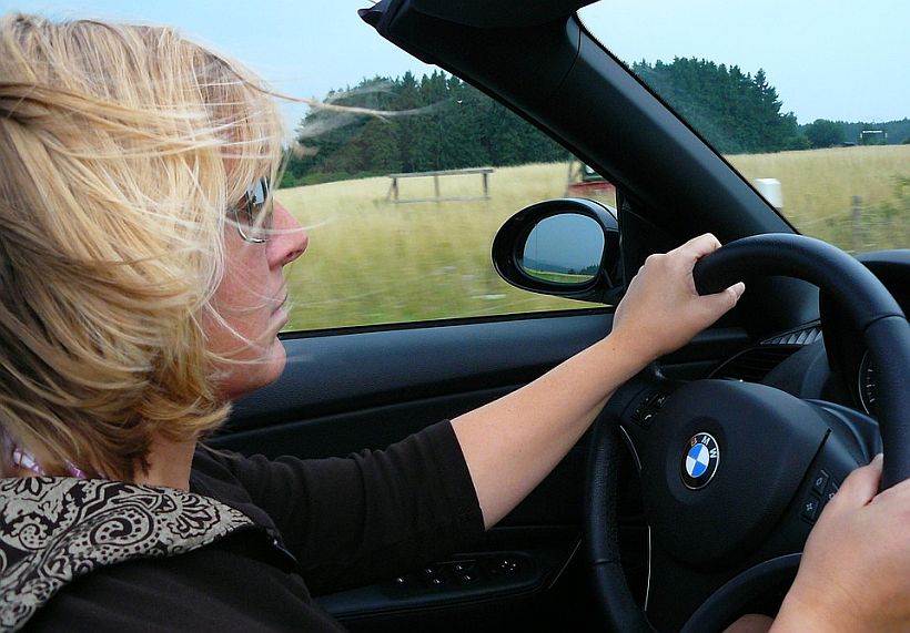 Hombres vs mujeres ¿quiénes son más irritables frente al volante?