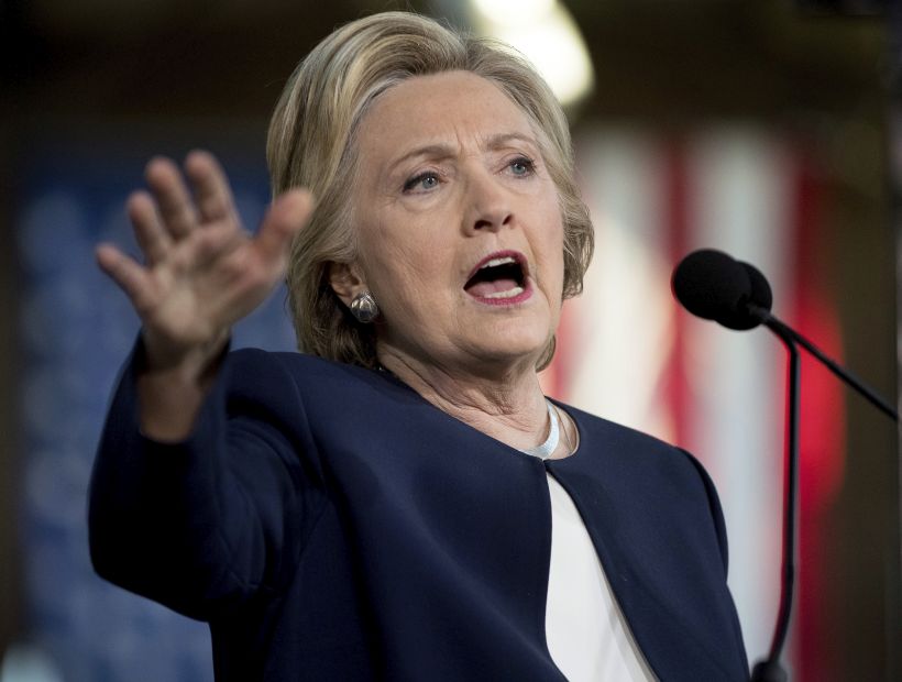 El FBI mantuvo la decisión de no procesar a Clinton tras revisar nuevos correos